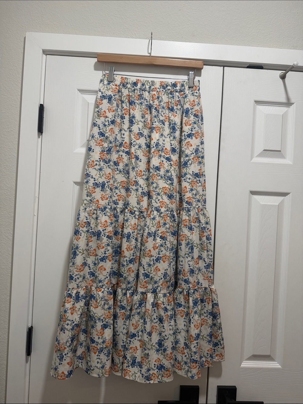 Carly Jean Women's Cream Floral Tiered Maxi Skirt Small